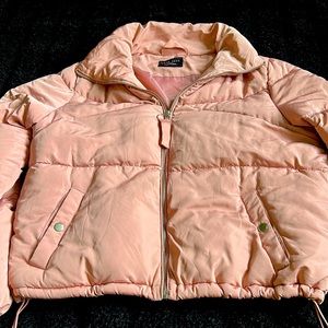 Puffer jacket with zipper, two pockets and two waist closures